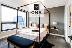 London apartment for rent - a bedroom with a bed and a large window