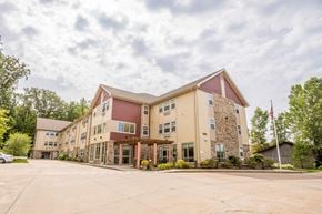 Erie apartment for rent - the building where the hotel is located is spacious and has a parking lot