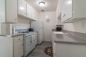 Sunland apartment for rent - Kitchen with new counters and appliances