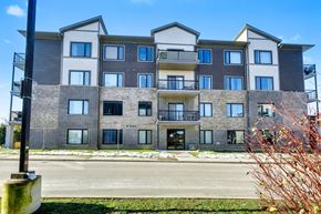 London apartment for rent - A large apartment building with multiple balconies and windows.
