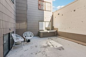 San Francisco apartment for rent - Enclosed outdoor patio area with round chairs