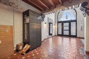 San Francisco apartment for rent - Hallway with a large Amazon Hub