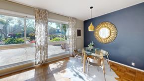 San Francisco townhouse for rent - A sunny dining room with a glass table and chairs.