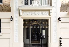 San Francisco apartment for rent - Main entrance door of the apartment building at 2121 Sacramento St, San Francisco, CA 94109, USA