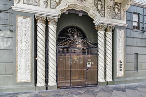 San Francisco apartment for rent - Main entrance door of the apartment building at 601 O'Farrell St, San Francisco, CA 94109, USA