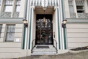 San Francisco apartment for rent - Main entrance door of the apartment building at 845 California St, San Francisco, CA 94108, United States