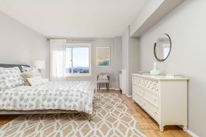 San Francisco townhouse for rent - A bedroom with a large bed and a dresser.