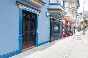 San Francisco apartment for rent - Main entrance door of the apartment building at 2097-2099 Market St, San Francisco, CA 94114, United States