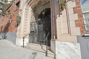 San Francisco apartment for rent - Main entrance door of the apartment building at 950 Franklin St, San Francisco, CA 94109, United States