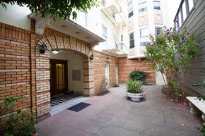 San Francisco apartment for rent - Main entrance door of the apartment building at 140 20th Ave, San Francisco, CA 94121, USA
