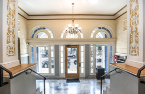 San Francisco apartment for rent - Elegant lobby with a chandelier, and Victorian-style interior design