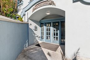 San Francisco apartment for rent - Main entrance door of the apartment building at 621 Stockton St, San Francisco, CA 94108, United States