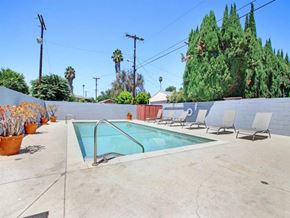 Van Nuys apartment for rent - the swimming pool at the apartments for rent