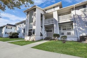 Savannah apartment for rent - Apartment building with a white facade and a green lawn in front.