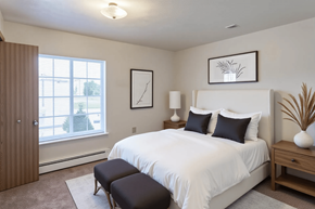 Auburn apartment for rent - A bedroom with a large bed, two lamps, and a window with blinds.