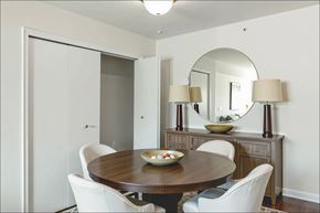Toledo apartment for rent - A dining room with a round table and chairs.