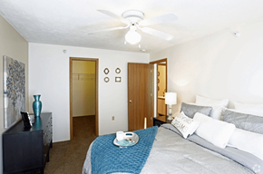 Fenton apartment for rent - a bedroom with a large bed and a ceiling fan