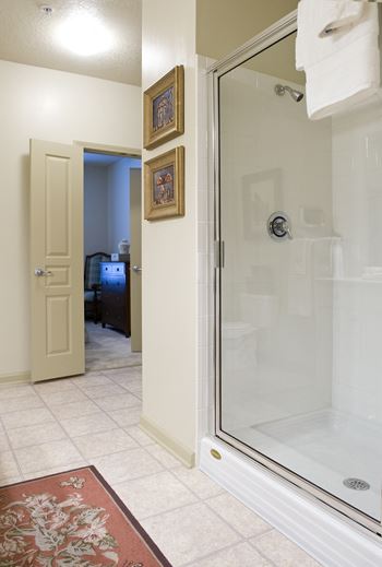 Low-lip showers in all plans/roll-in showers in select homes