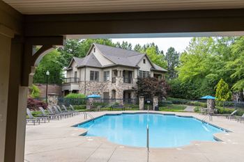 Sparkling swimming pool (click here for virtual tour)