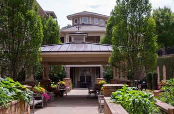 Courtyard (click for virtual tour)