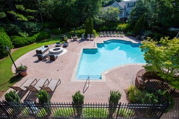 Sparkling swimming pool and cabana ( click here for virtual tour)