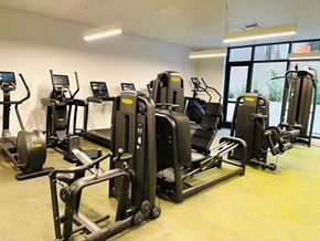Los Angeles apartment for rent - a gym with various exercise equipment in a building