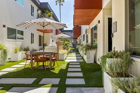 Valley Village apartment for rent - Courtyard Walkway at Kling Trio Apartments, Valley Village, CA