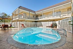 Newbury Park apartment for rent - Apartments in Newbury Park for Rent - Casa Linda - Pool Area with Lounge Chair and Table Seating