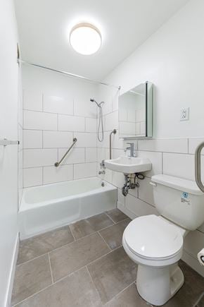 Newark apartment for rent - Bathroom