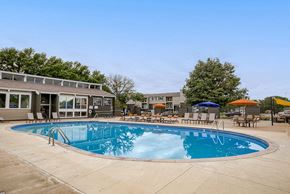 Lincoln apartment for rent - Outdoor Pool with Sundeck