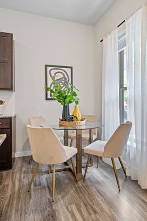 Lake St. Louis apartment for rent - Small Dining Area