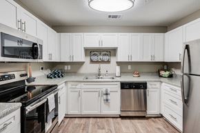 Southaven apartment for rent - White Cabinetry with Stainless Steel Appliances