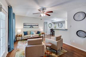 Chattanooga apartment for rent - Living Room with Tall Ceilings and Ceiling Fan with Light