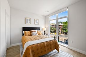 Philadelphia apartment for rent - a bedroom with a bed and a large window