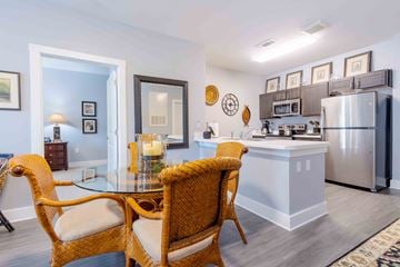 Charleston apartment for rent - A kitchen with a dining table and chairs.