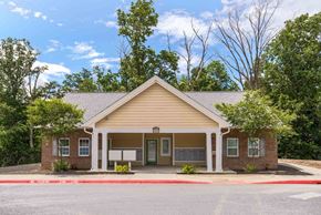 Harrisonburg apartment for rent - A small building with a porch and a covered entrance at Robinson Park Apartments, Harrisonburg 22801