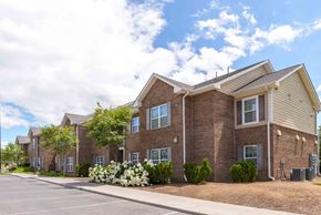Harrisonburg apartment for rent - A row of houses with a parking lot in front at Robinson Park Apartments, Harrisonburg, Virginia