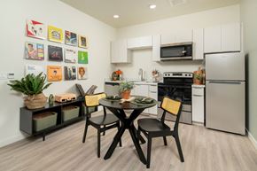 Phoenix apartment for rent - Kitchen at Streamliner 67th in Phoenix Arizona