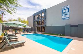 Tucson apartment for rent - A pool with sun loungers