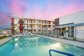 Phoenix apartment for rent - Pool at Streamliner 67th in Phoenix Arizona