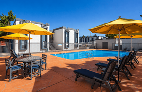 Albuquerque apartment for rent - A pool area with sun loungers and umbrellas.