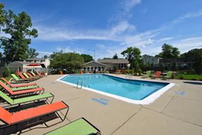 East Lansing apartment for rent - coolidge place townhomes pool