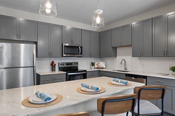 Eat-in kitchen with island*