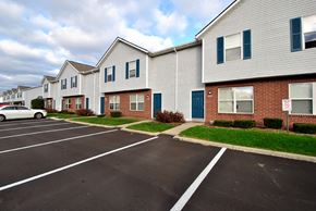 Portage apartment for rent - the vista apartments and townhomes parking lot