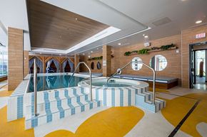 Detroit apartment for rent - A swimming pool with a staircase leading to it.