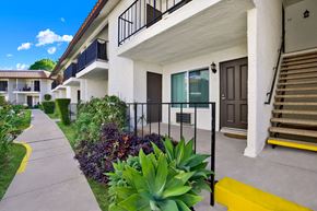 Redlands apartment for rent - Casa De Valle Apartment Homes courtyard view