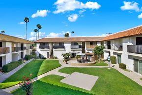 Redlands apartment for rent - Casa De Valle Apartment Homes courtyard view