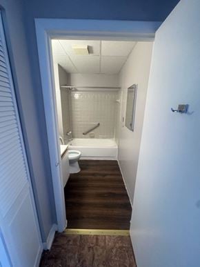 Baltimore apartment for rent - Representative Peabody Unit 304 bathroom with a bathtub and shower.