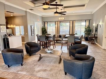Lakeland apartment for rent - A spacious living room with a large table and chairs.