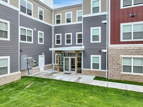 St. Louis apartment for rent - our apartments offer a spacious courtyard with grass